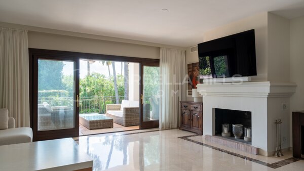 Villa Andalouse Élégante avec Vue sur la Mer à Vendre à El Rosario, Marbella Est