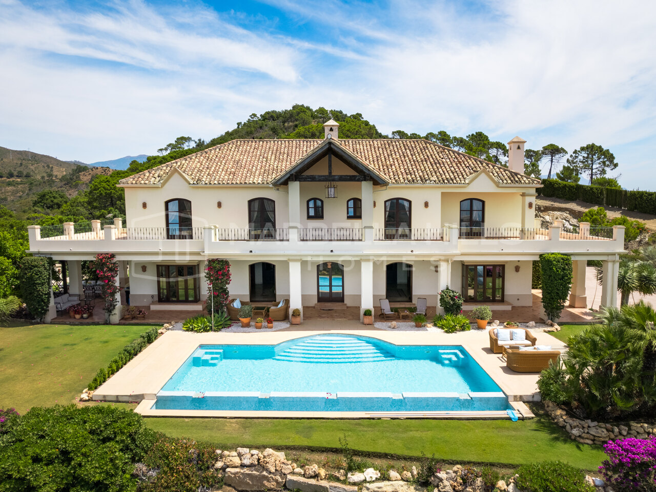 Finca de lujo en venta en El Velerín, Estepona | Vistas al mar, parcela de 99.660 m² y jardines ecológicos