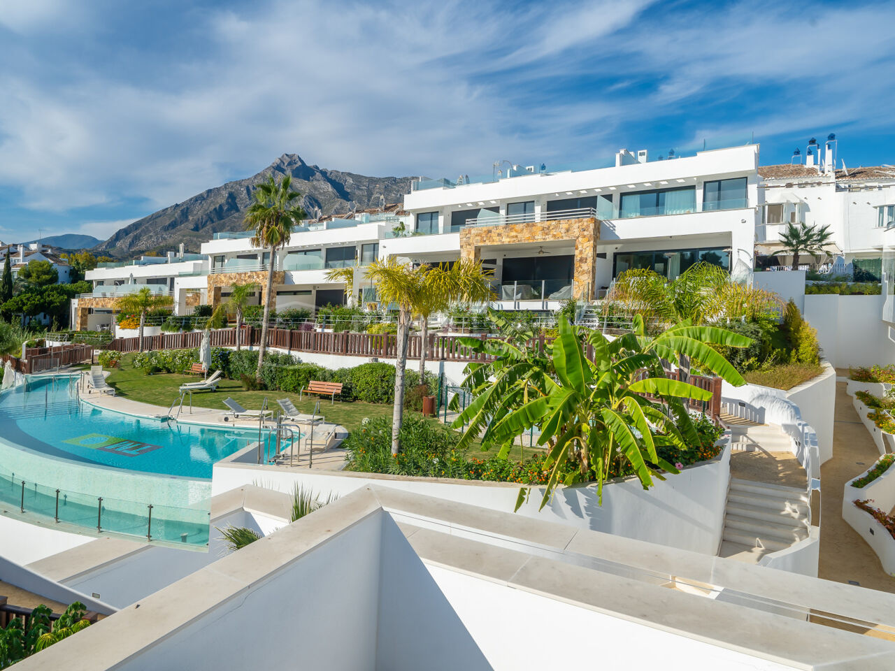 Maison de ville moderne de 3 chambres à vendre sur le Golden Mile de Marbella près de Puente Romano