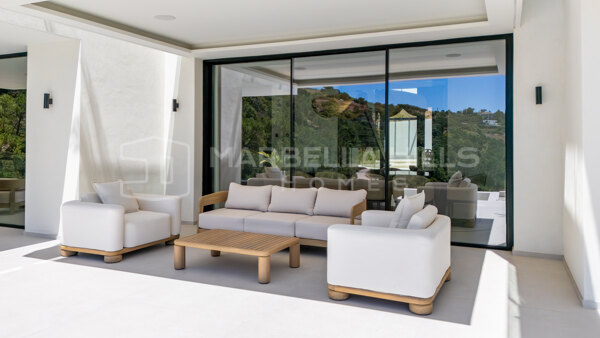 Luxury Contemporary Villa for sale with Panoramic Lake & Golf Views in Monte Mayor, Benahavís