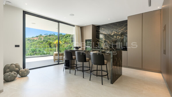 Luxury Contemporary Villa for sale with Panoramic Lake & Golf Views in Monte Mayor, Benahavís