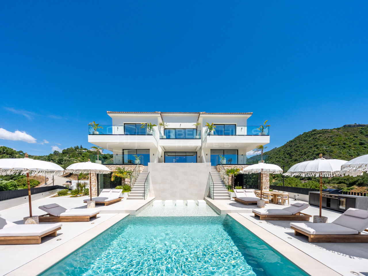 Villa contemporaine de luxe à vendre avec vues panoramiques sur le lac et le golf à Monte Mayor, Benahavís
