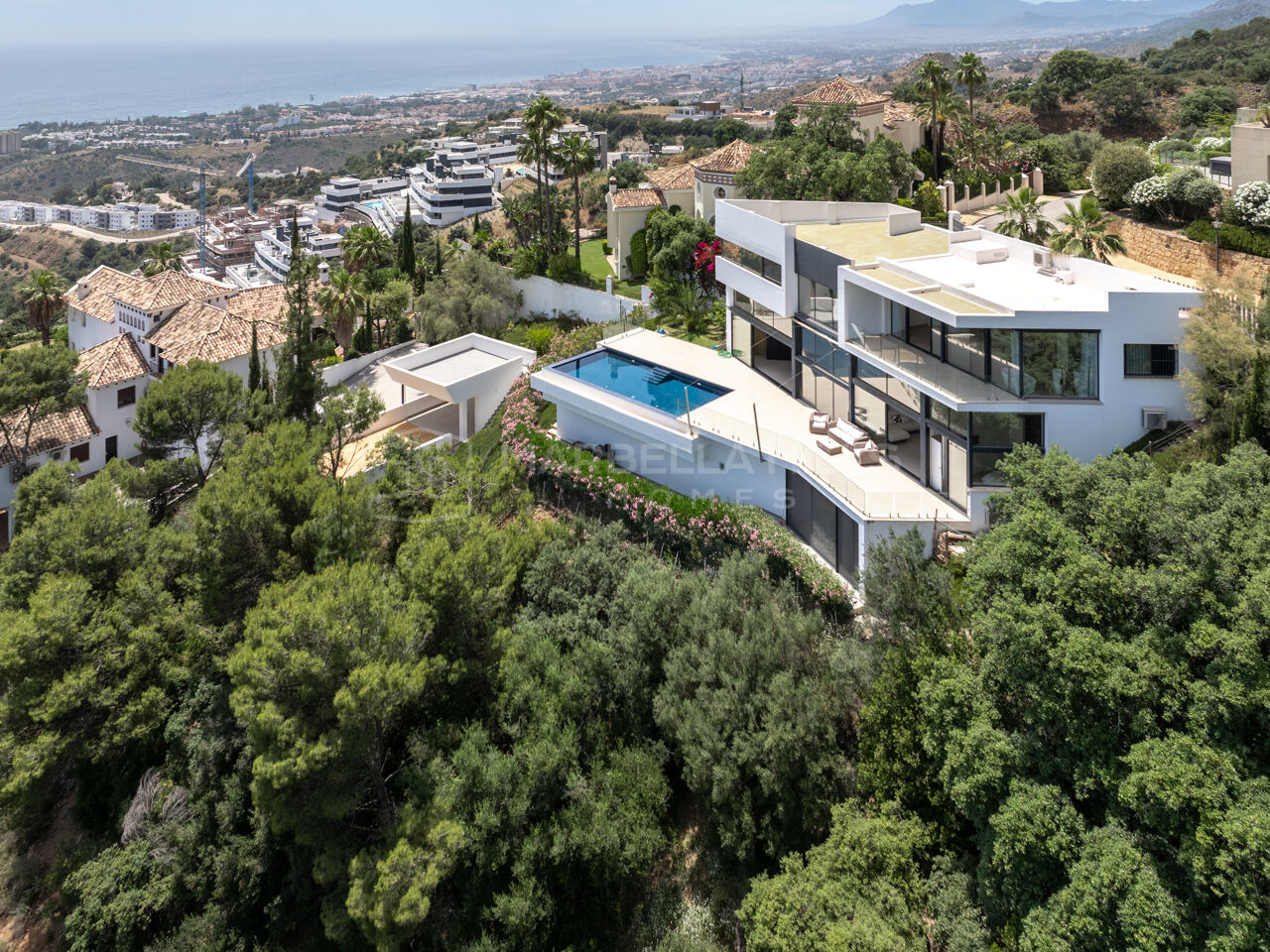 Moderne Luxusvilla zum Verkauf in Altos de Los Monteros, Marbella Ost | Panoramablick auf das Meer