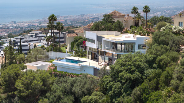 Luxury Contemporary Villa for Sale in Altos de Los Monteros, Marbella East | Panoramic Sea Views
