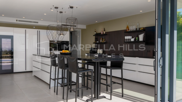 Villa de Lujo con Vistas al Mar en Primera Línea de Golf en Cabopino, Marbella Este