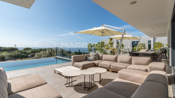 Villa de Lujo con Vistas al Mar en Primera Línea de Golf en Cabopino, Marbella Este