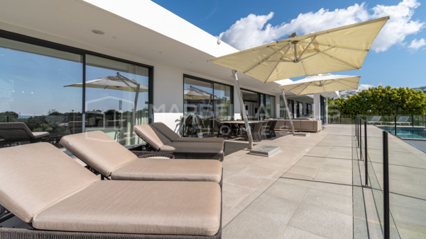 Villa de Lujo con Vistas al Mar en Primera Línea de Golf en Cabopino, Marbella Este