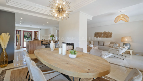 Villa de Lujo de 5 Dormitorios en Venta en Puerto Banús, Marbella | Piscina Privada y Solárium