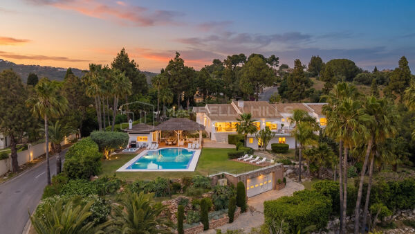 Luxusvilla zum Verkauf mit Touristenlizenz in Hacienda Las Chapas, Marbella Ost | Meerblick & Doppelgrundstück