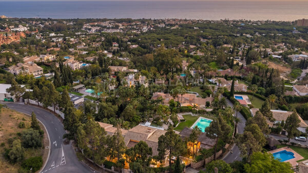 Luxusvilla zum Verkauf mit Touristenlizenz in Hacienda Las Chapas, Marbella Ost | Meerblick & Doppelgrundstück