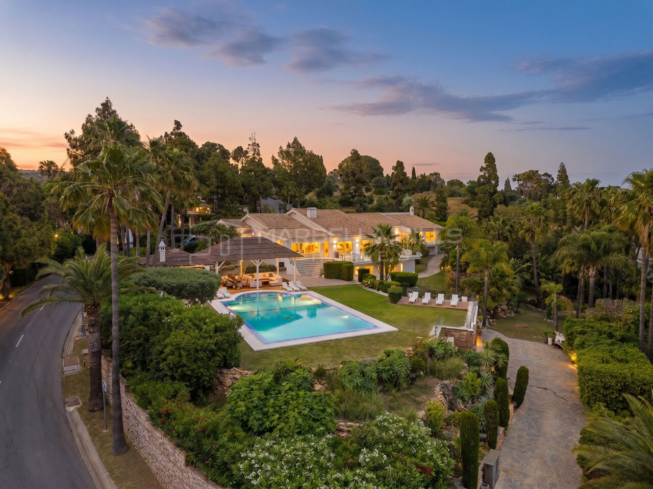 Villa de Luxe en vente avec Licence Touristique à Hacienda Las Chapas, Marbella Est | Vue Mer et Double Terrain