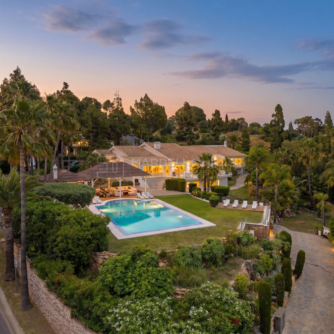 Luxusvilla zum Verkauf mit Touristenlizenz in Hacienda Las Chapas, Marbella Ost | Meerblick & Doppelgrundstück