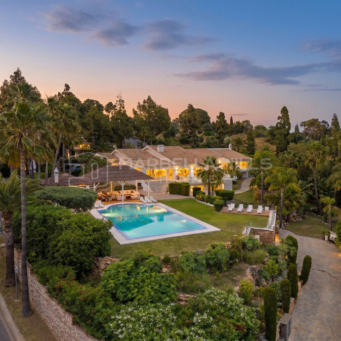 Luxusvilla zum Verkauf mit Touristenlizenz in Hacienda Las Chapas, Marbella Ost | Meerblick & Doppelgrundstück