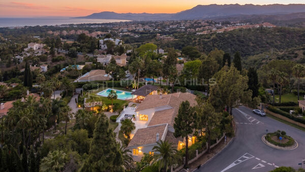 Luxusvilla zum Verkauf mit Touristenlizenz in Hacienda Las Chapas, Marbella Ost | Meerblick & Doppelgrundstück