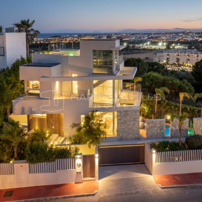 Luxury Villa for Sale in Nueva Andalucía, Marbella | Rooftop Jacuzzi and Panoramic Views