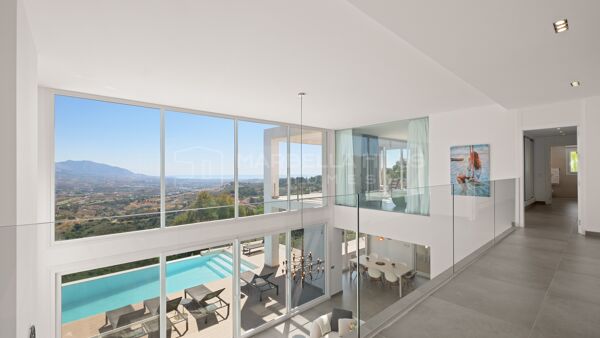Moderne Luxusvilla zum Verkauf in La Mairena, Marbella Ost | Infinity-Pool und Panoramablick auf das Meer