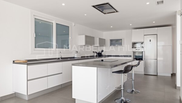 Moderne Luxusvilla zum Verkauf in La Mairena, Marbella Ost | Infinity-Pool und Panoramablick auf das Meer