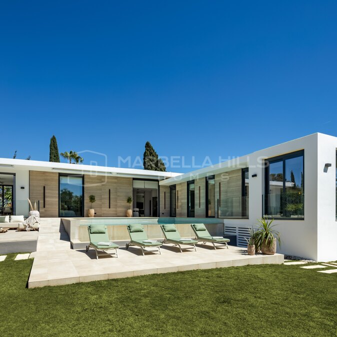 Luxury Villa for Sale in Parcelas del Golf, Nueva Andalucía | Infinity Pool and Guest Apartment