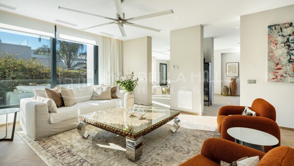 Luxury Villa for Sale in Parcelas del Golf, Nueva Andalucía | Infinity Pool and Guest Apartment