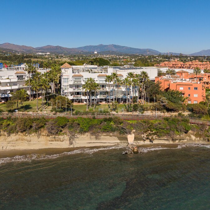 Penthouse en Première Ligne de Mer à Vendre à Estepona | Solarium Privé et Vues Panoramiques