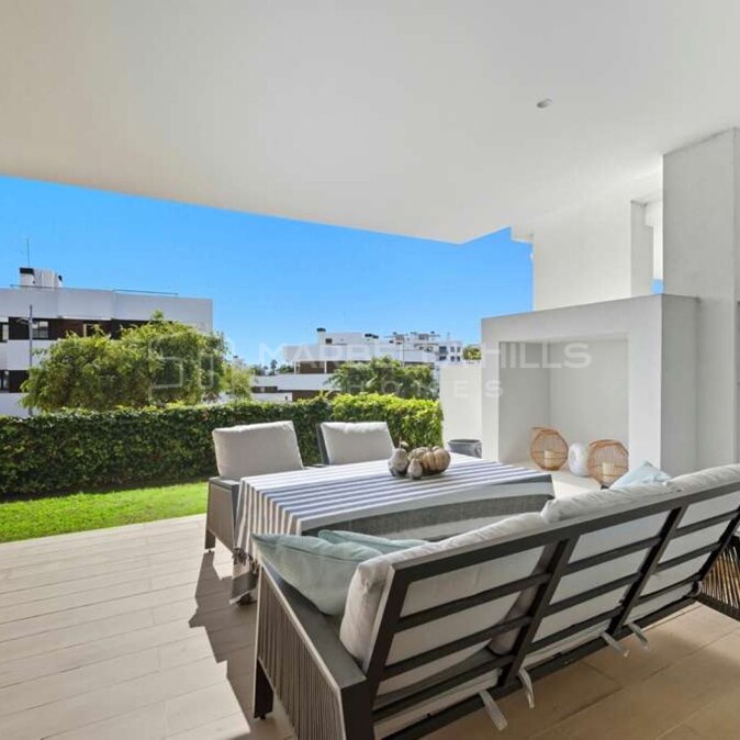 Appartement en Rez-de-Jardin Surélevé avec Jardin Privatif à Vendre à Las Mesas, Estepona