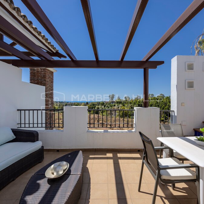 Penthouse à Vendre à Los Robles, Los Arqueros, Benahavís avec Vue sur la Mer et Grand Solarium Privatif