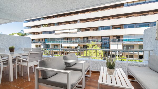 Apartamento en venta en Jardines del Mar con licencia turística, Milla de Oro de Marbella | A poca distancia de la playa