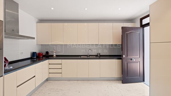 Amplio Apartamento en Planta Baja en Venta en La Mairena, Marbella Este | Gran Jardín Privado y Vistas Panorámicas