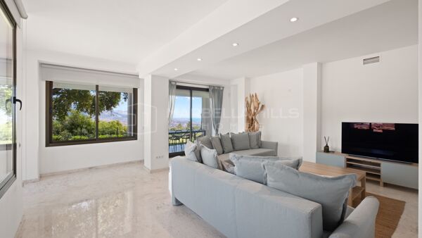 Amplio Apartamento en Planta Baja en Venta en La Mairena, Marbella Este | Gran Jardín Privado y Vistas Panorámicas