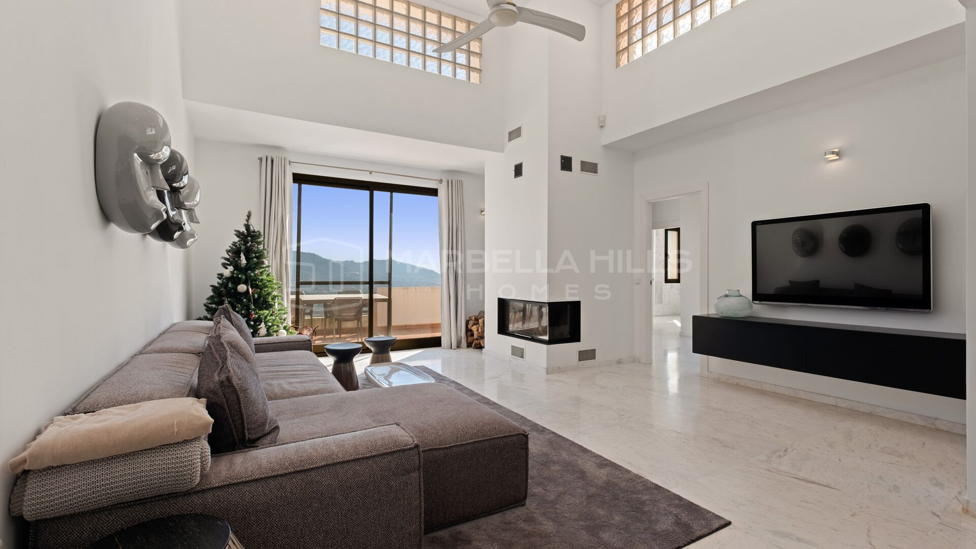 Ático de Lujo en Venta en La Mairena, Marbella Este | Vistas Panorámicas al Mar y Espectacular Solárium