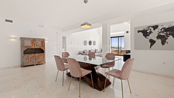Ático de Lujo en Venta en La Mairena, Marbella Este | Vistas Panorámicas al Mar y Espectacular Solárium
