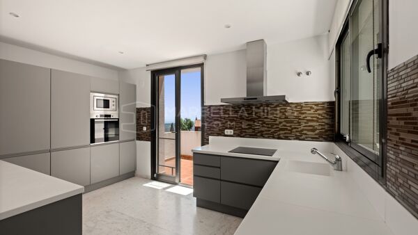 Ático de Lujo en Venta en La Mairena, Marbella Este | Vistas Panorámicas al Mar y Espectacular Solárium