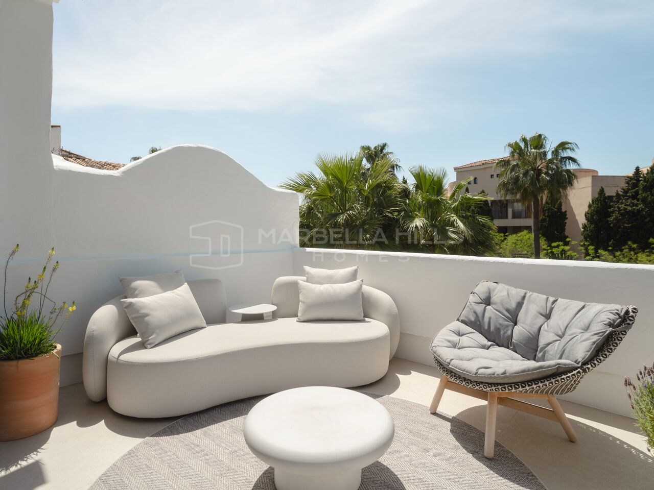 Luxuriöses Duplex-Penthouse zum Verkauf nahe Puerto Banús | Komplett Renoviert und Nur Wenige Schritte vom Strand Entfernt