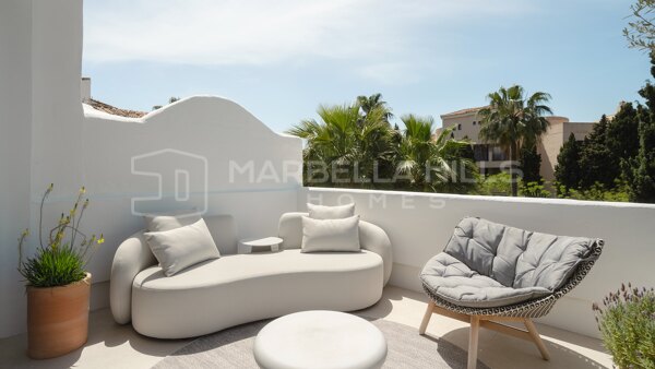 Luxuriöses Duplex-Penthouse zum Verkauf nahe Puerto Banús | Komplett Renoviert und Nur Wenige Schritte vom Strand Entfernt