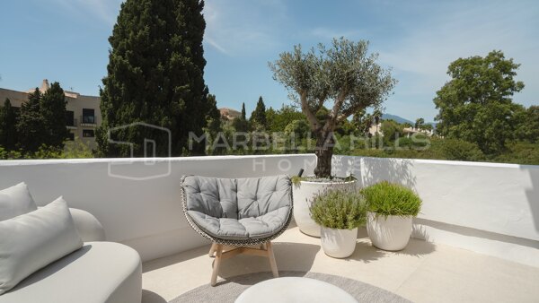 Luxuriöses Duplex-Penthouse zum Verkauf nahe Puerto Banús | Komplett Renoviert und Nur Wenige Schritte vom Strand Entfernt