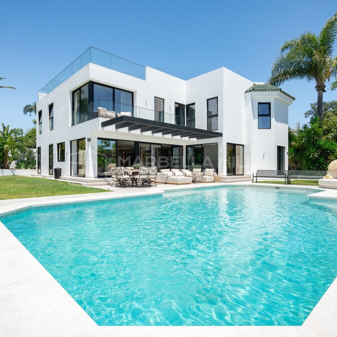 Villa de Luxe Neuve à Vendre à Bel Air, Estepona Est | 6 Chambres, Espace Bien-Être et Jacuzzi sur le Toit