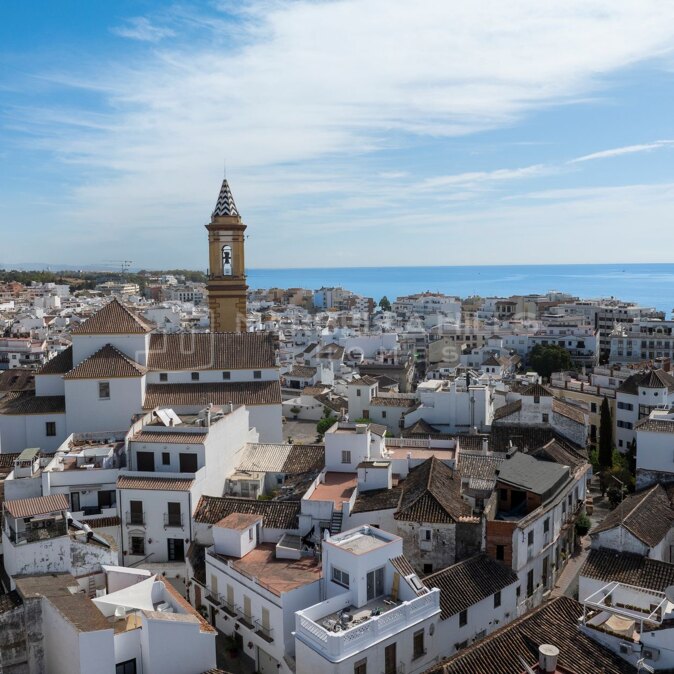 Maison de Ville à Vendre dans la Vieille Ville d'Estepona | 4 Chambres, Grandes Terrasses et Garage Privatif