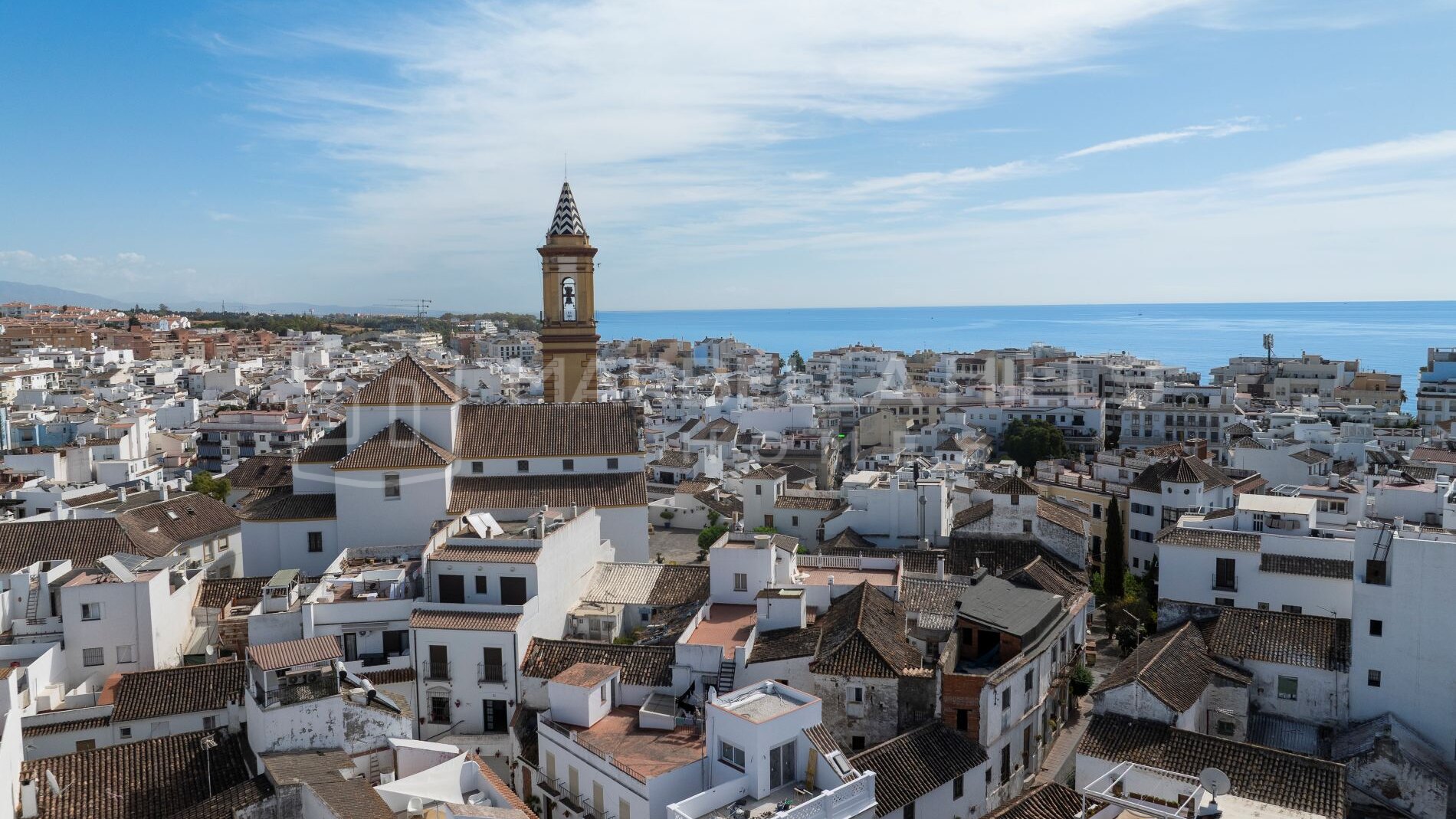 Maison de Ville à Vendre dans la Vieille Ville d'Estepona | 4 Chambres, Grandes Terrasses et Garage Privatif
