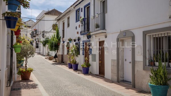 Maison de Ville à Vendre dans la Vieille Ville d'Estepona | 4 Chambres, Grandes Terrasses et Garage Privatif