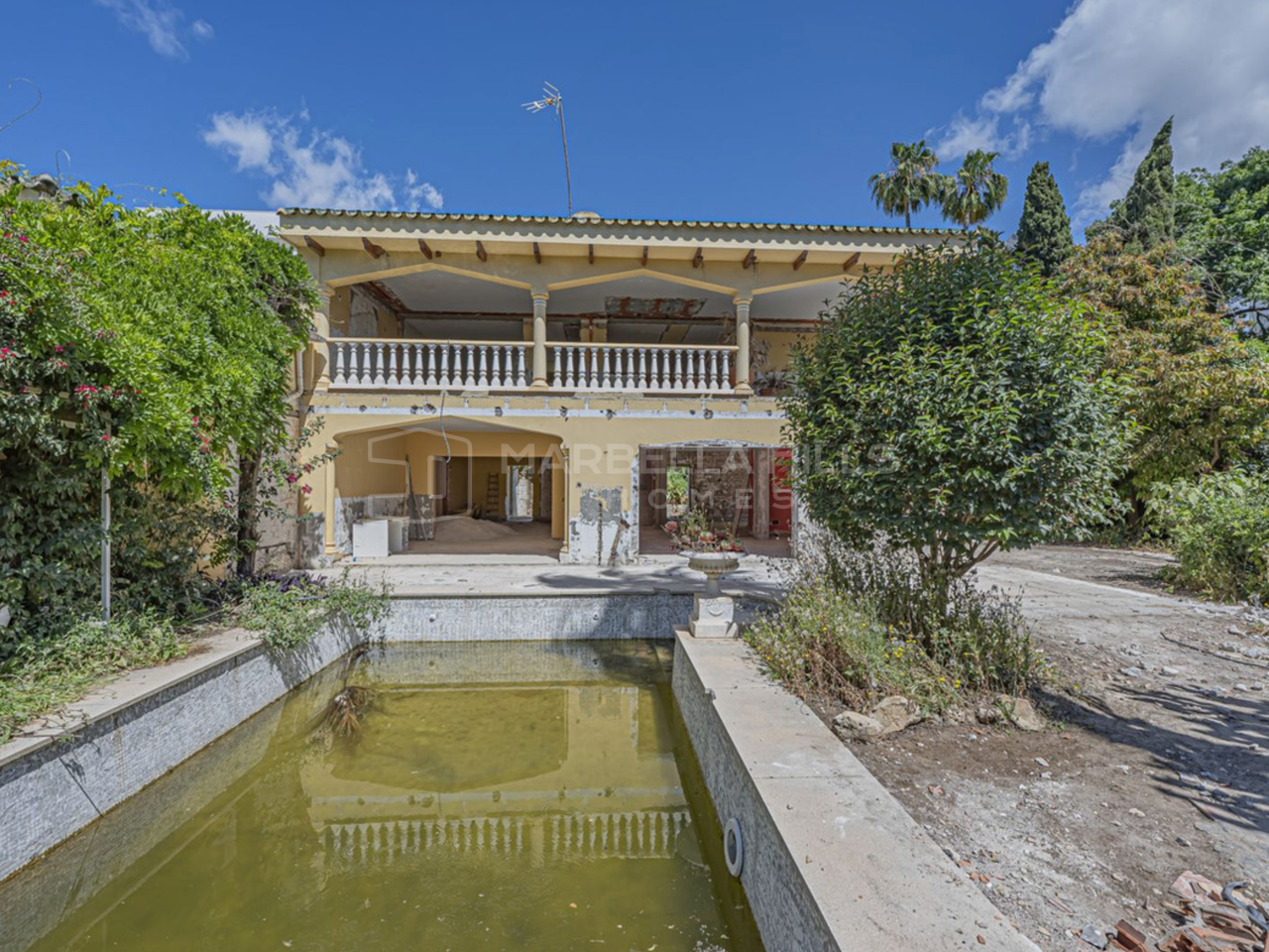 Villa à Rénover à Vendre à Marbella Hill Club près de Sierra Blanca | Piscine Privée et Fort Potentiel d’Investissement