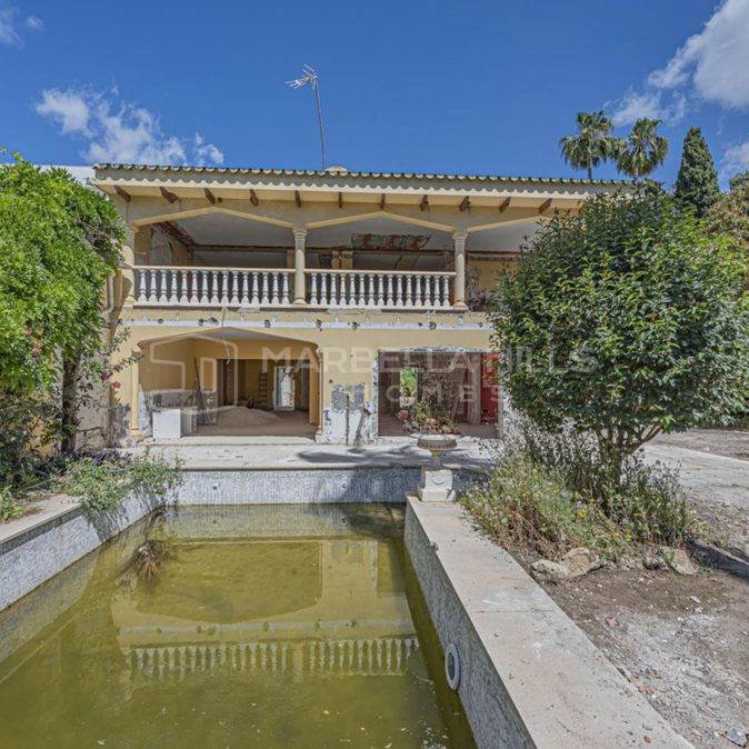 Villa à Rénover à Vendre à Marbella Hill Club près de Sierra Blanca | Piscine Privée et Fort Potentiel d’Investissement