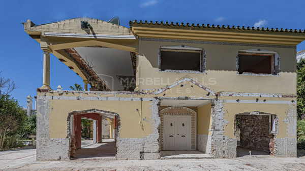 Villa à Rénover à Vendre à Marbella Hill Club près de Sierra Blanca | Piscine Privée et Fort Potentiel d’Investissement