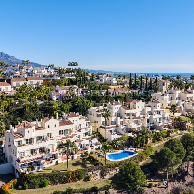 Sea View Apartment for Sale in Ocean Pines, Benahavís | 4 Bedrooms and Panoramic Mountain Views
