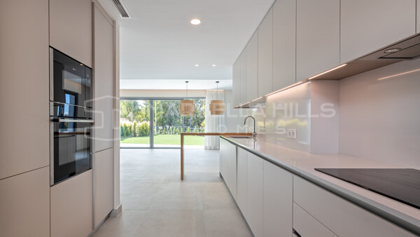 Luxuriöse Moderne Eckvilla zum Verkauf mit Privatem Garten und Jacuzzi in Treetops, San Pedro de Alcántara