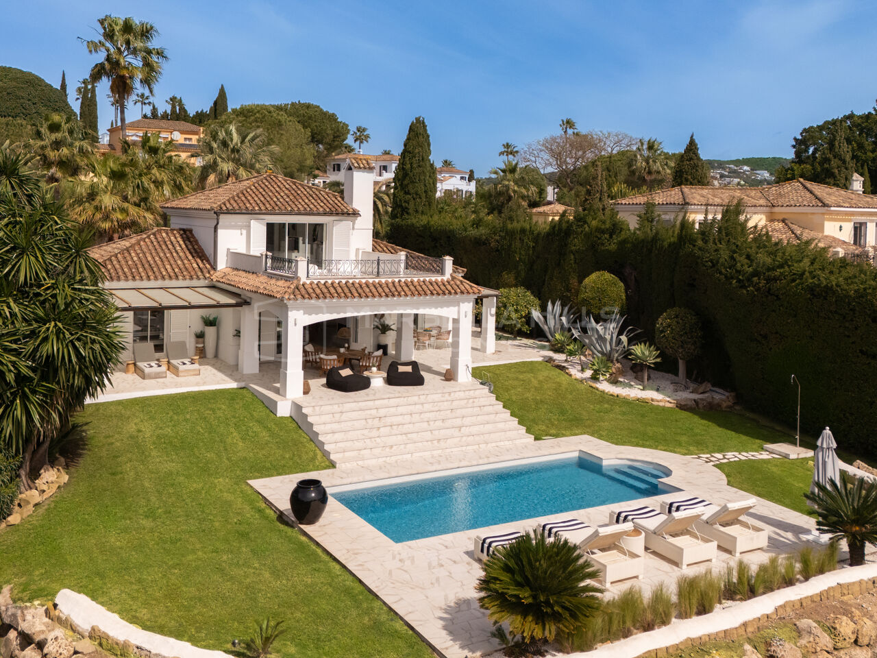 Villa Andaluza de Lujo Reformada con Vistas al Mar en Venta en Sotogrande