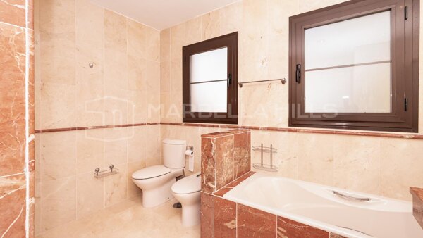 Spacieux appartement de 4 chambres à vendre en bord de mer sur la New Golden Mile, Estepona
