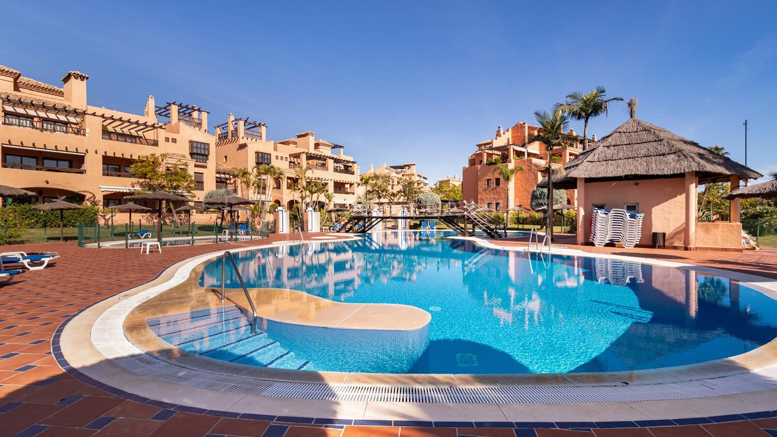 Amplio apartamento de 4 dormitorios en venta junto a la playa en la Nueva Milla de Oro, Estepona