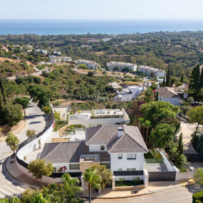 Villa de lujo de nueva construcción con vistas panorámicas al mar en venta en Elviria, Marbella Este