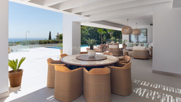 Neu gebaute Luxusvilla mit panoramischem Meerblick zum Verkauf in Elviria, Marbella Ost
