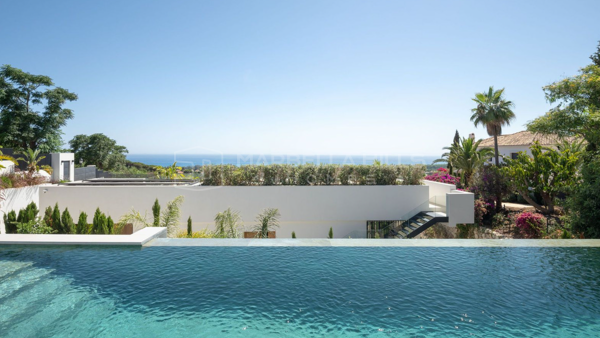 Neu gebaute Luxusvilla mit panoramischem Meerblick zum Verkauf in Elviria, Marbella Ost